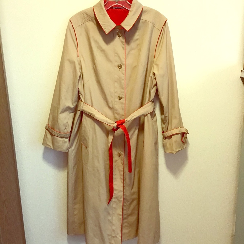 Vintage eighties EUC Aurora International trench.